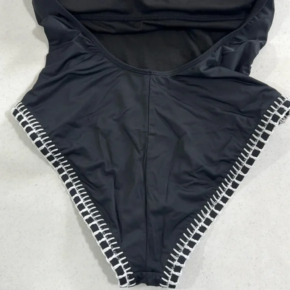 Gianni Bini EUC Swimsuit Black with White Trim Low Back Size Medium - Picture 6 of 16